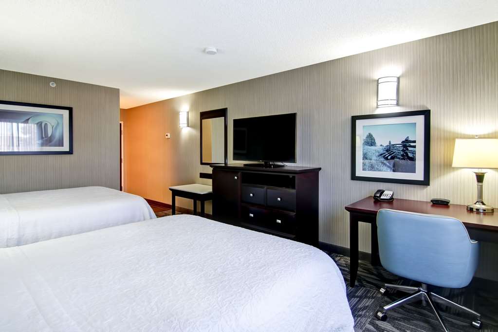 Фото Hampton Inn & Suites by Hilton Calgary Airport