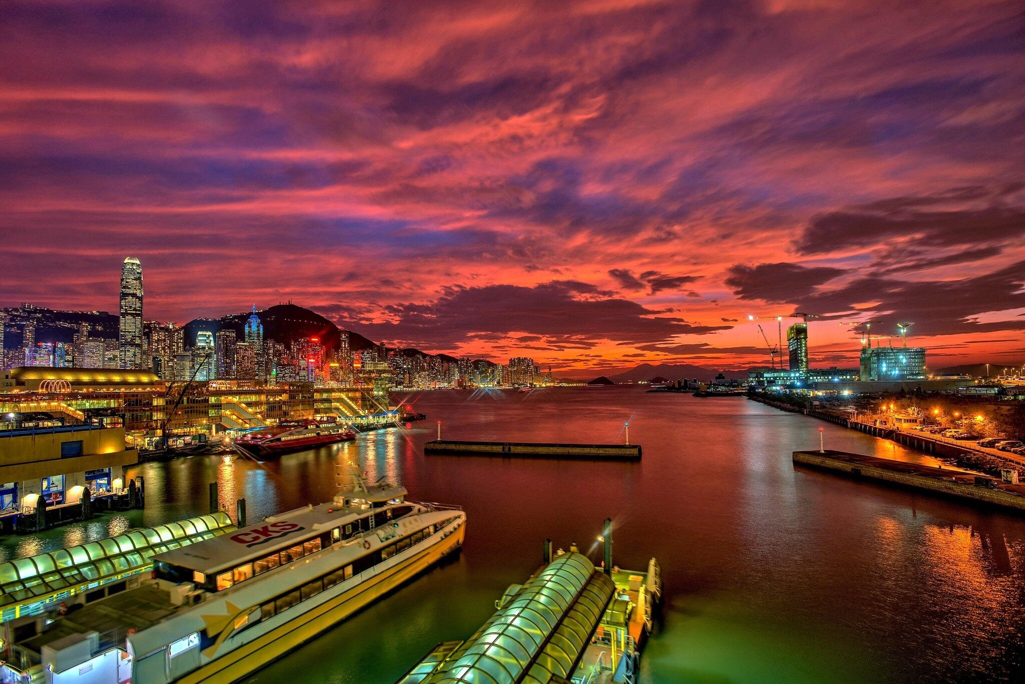 Фото The Royal Pacific Hotel and Towers