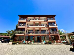 отель Leon Beach Hotel