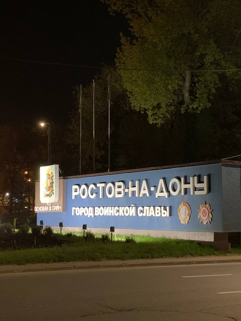 Жас жігіт әйелдің мысығын жалайды