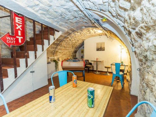 Фото Young and Happy Hostel