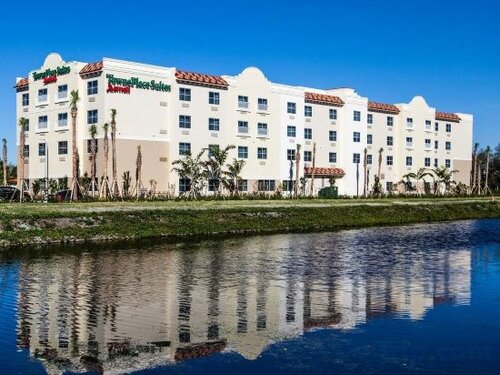 Гостиница TownePlace Suites by Marriott Boynton Beach в Лейк Уорте