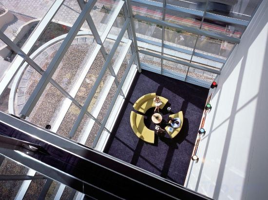 Фото Holiday Inn London - West, an Ihg Hotel