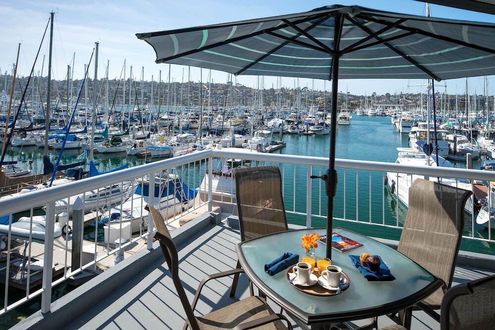 Фото Bay Club Hotel & Marina