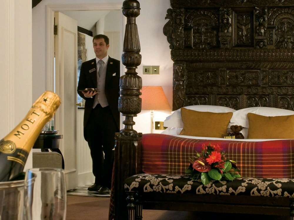 Фото Macdonald Bear Hotel