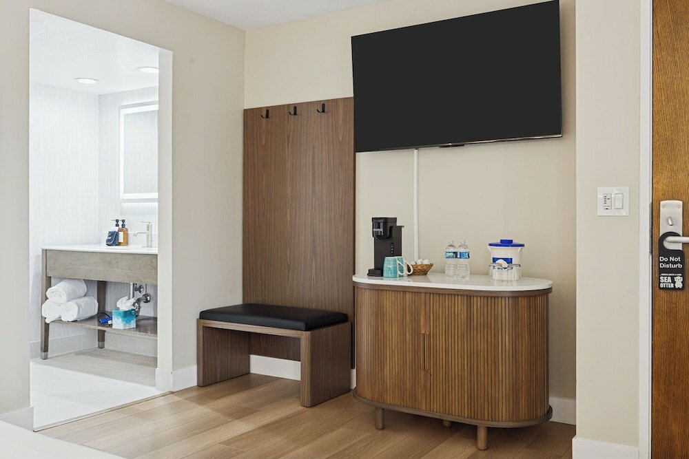 Фото 456 Embarcadero Inn & Suites