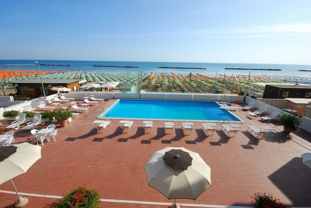 Фото Hotel Embassy Pesaro