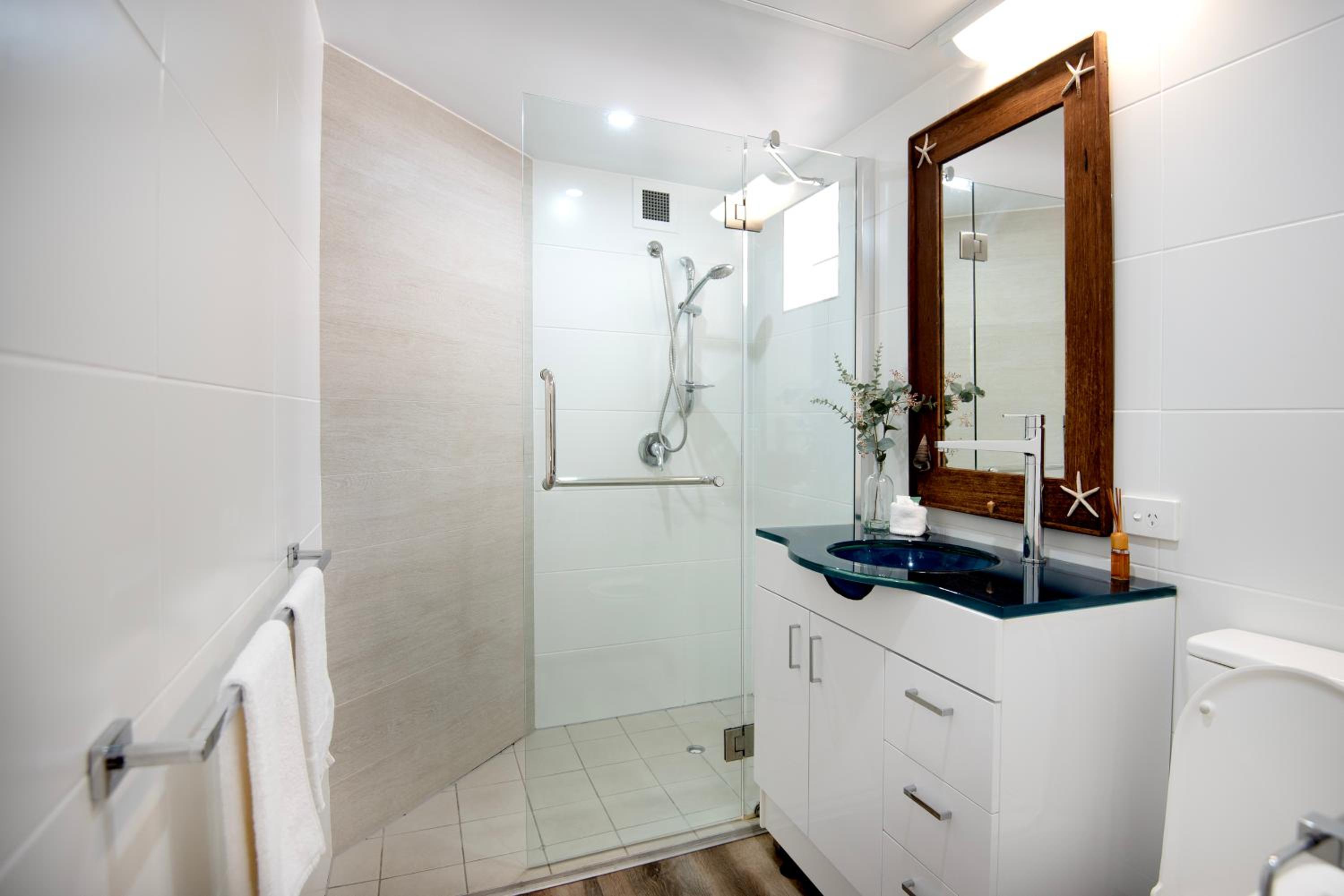 Фото Golden Sands Beachfront Apartment Resort