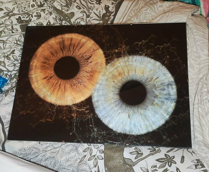 Bir kishi bir stakan suv ustida otirdi (video)