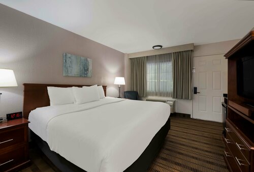 Гостиница SureStay Plus by Best Western Woodbury Inn