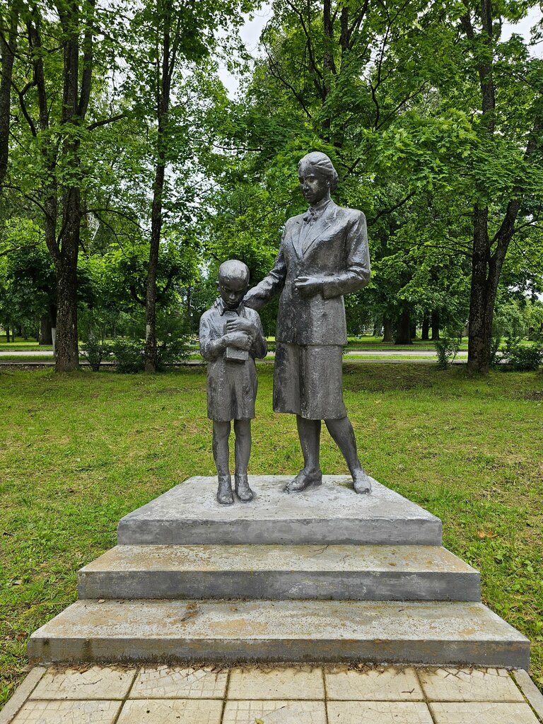 Жанровая скульптура Учительница и ученик, Гдов, фото