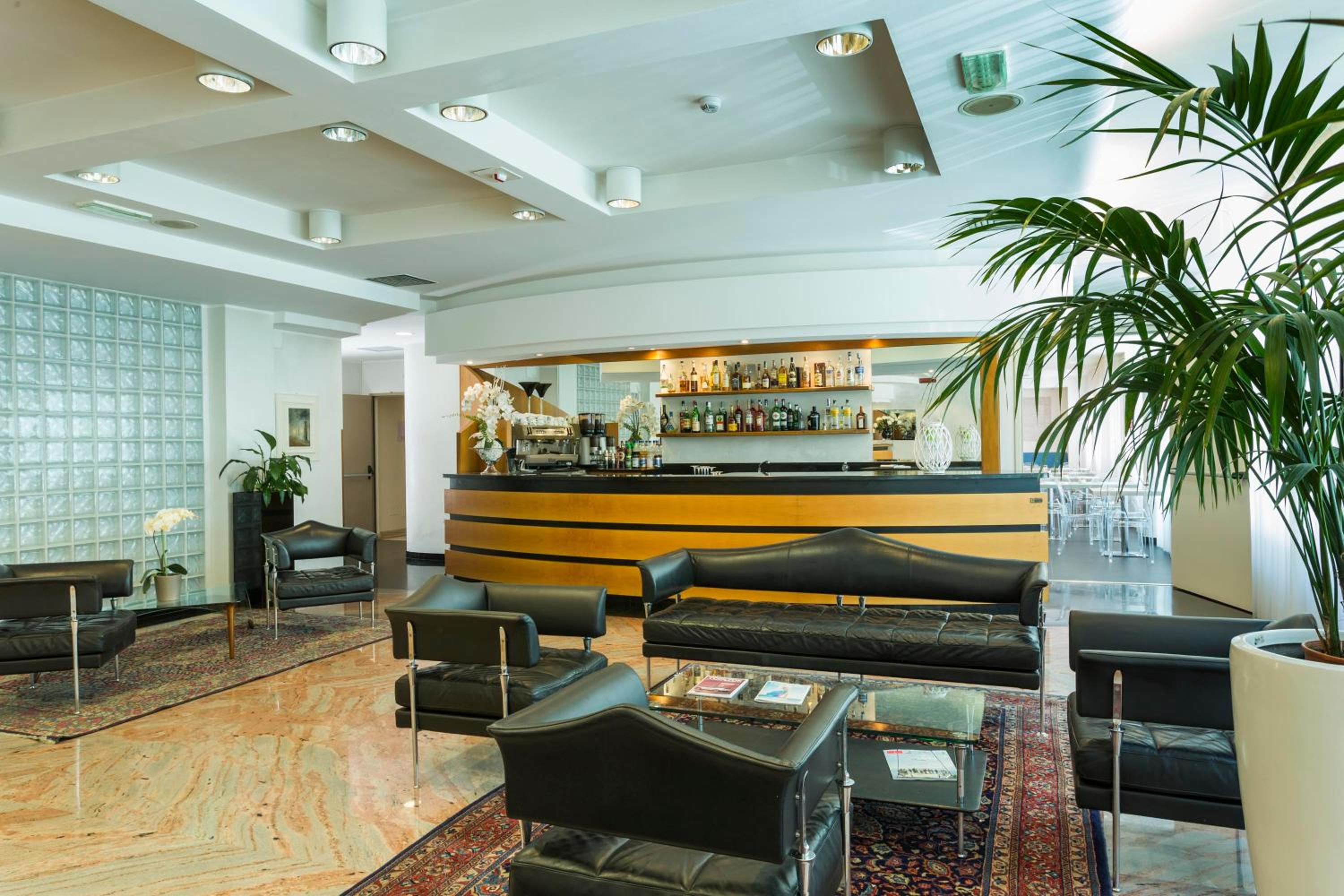 Фото Astoria Suite Hotel