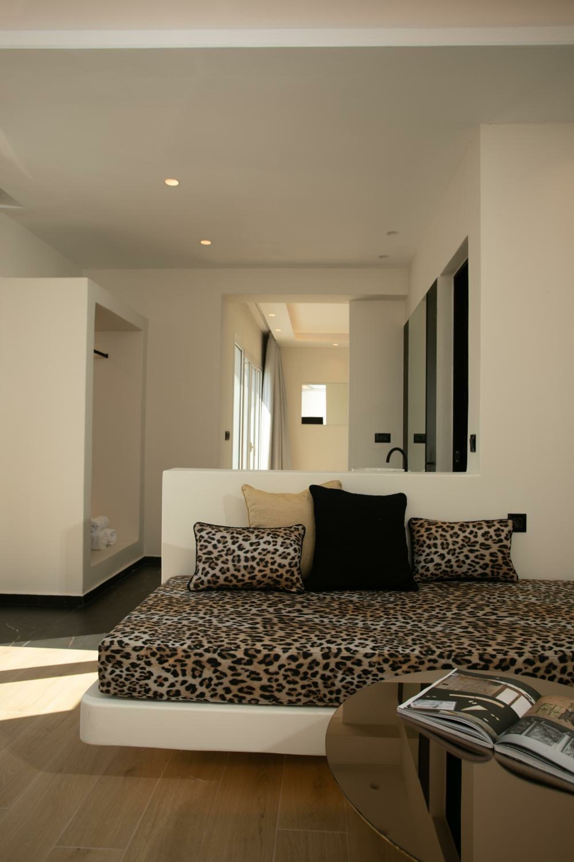 Фото Iphimedeia Apartments & Suites