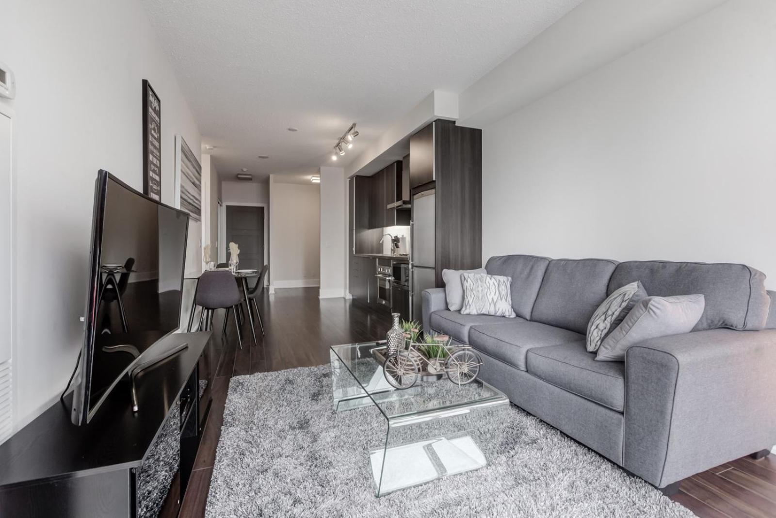 Фото E. S. i Furnished Suites at the Acc