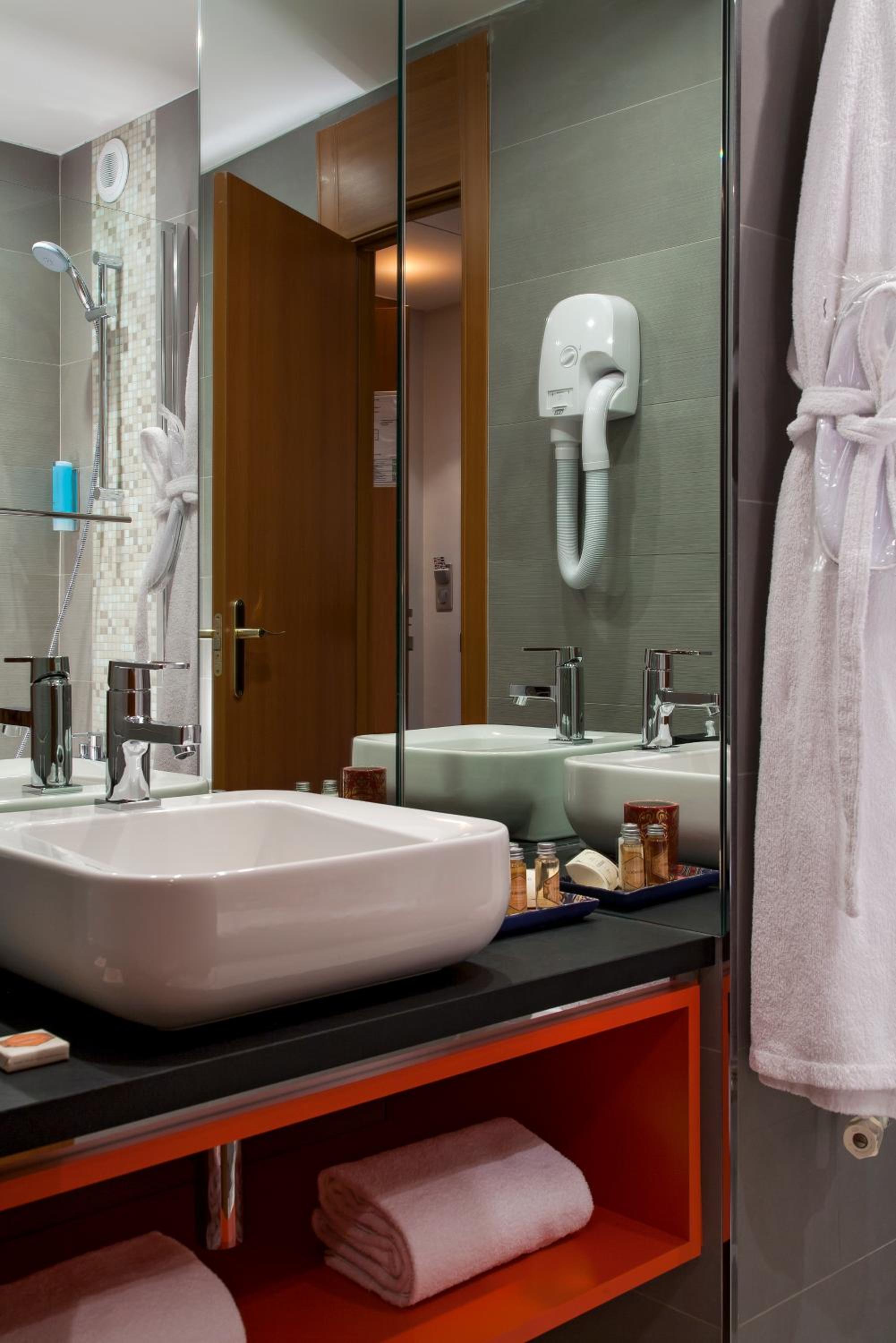 Фото Timhotel Opéra Blanche Fontaine