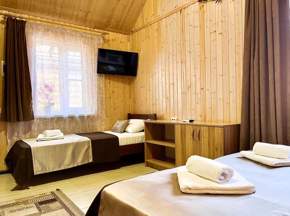 Фото У пруда от Травел Хотелс Антураж