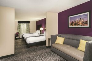 Гостиница La Quinta Inn & Suites by Wyndham Louisville East