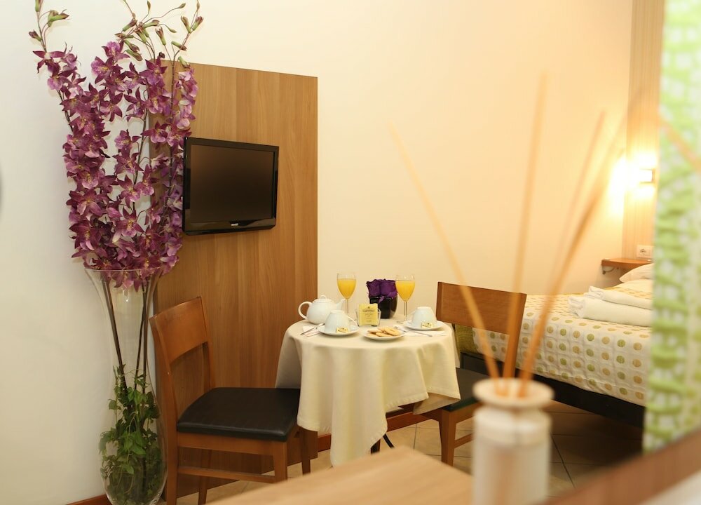 Фото Adelaide House