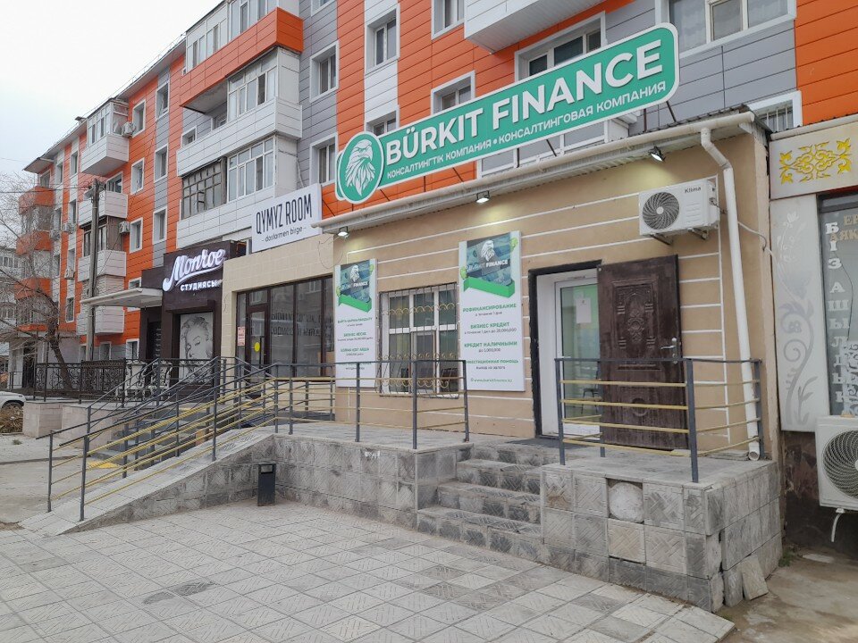 Қыздардың аяқтарының арасы