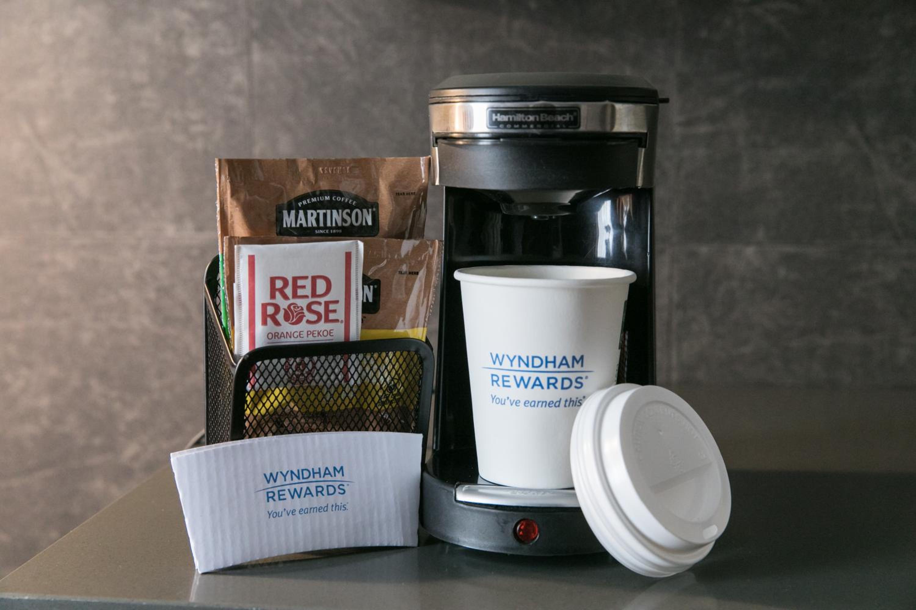 Фото Days Inn by Wyndham Vancouver Airport