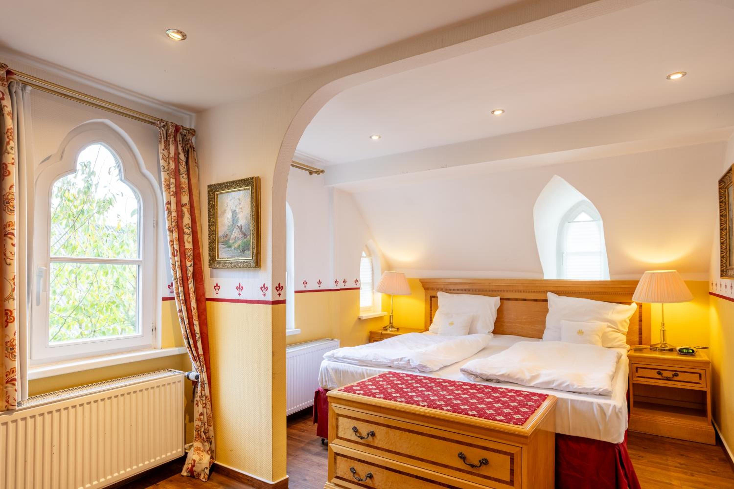 Фото Hotel Burg Staufenberg