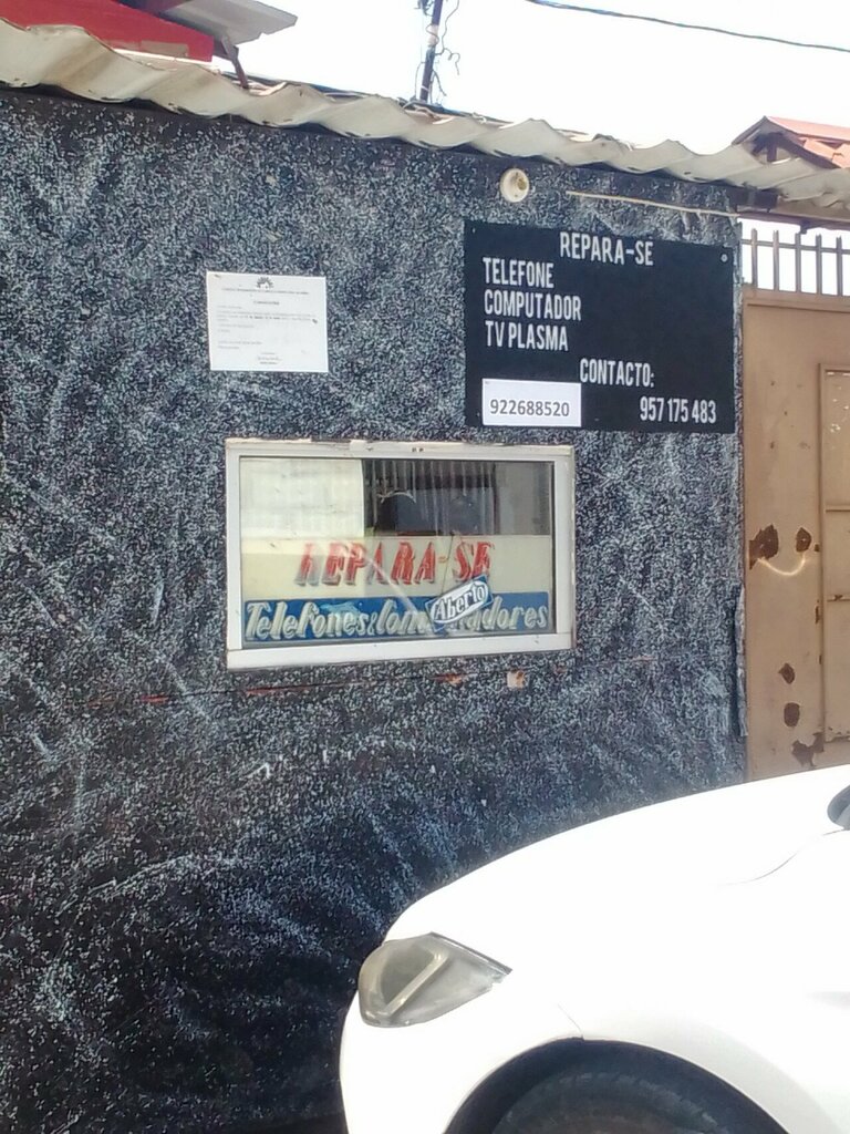 Items for mobile phones Repara-se telefone, Loanda, photo