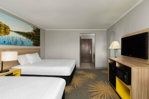 Гостиница Days Inn & Suites by Wyndham Kansas City South