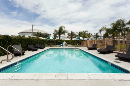 Гостиница Days Inn & Suites by Wyndham South Gate в Дауни