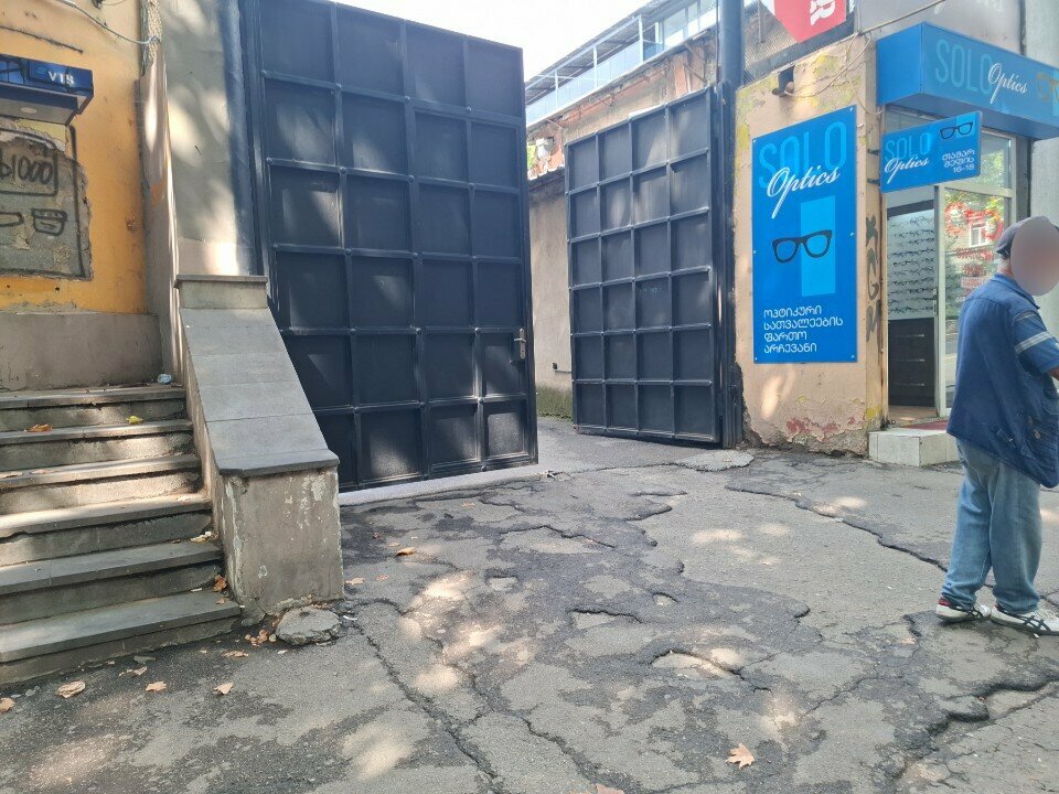 Second-hand shop Dima's, Tbilisi, photo