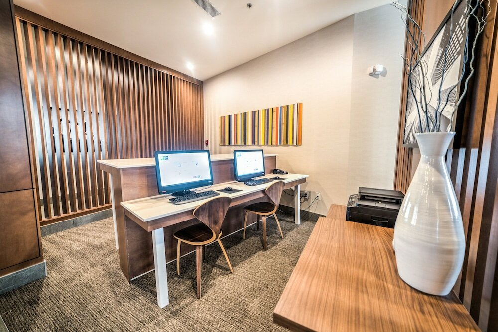 Фото Holiday Inn Express & Suites West Edmonton - Mall Area, an Ihg Hotel