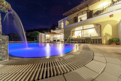 Внешний вид отеля Hotel Ape Regina в Касамичола-Терме, фото 3