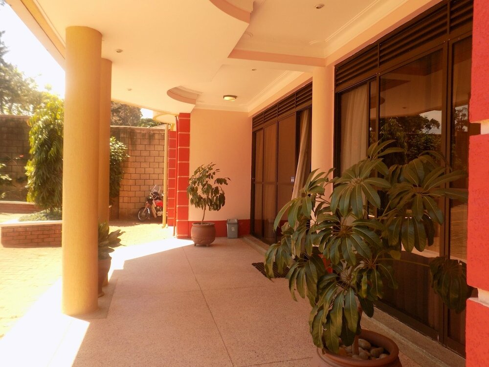 Фото Entebbe Travelle'rs Inn