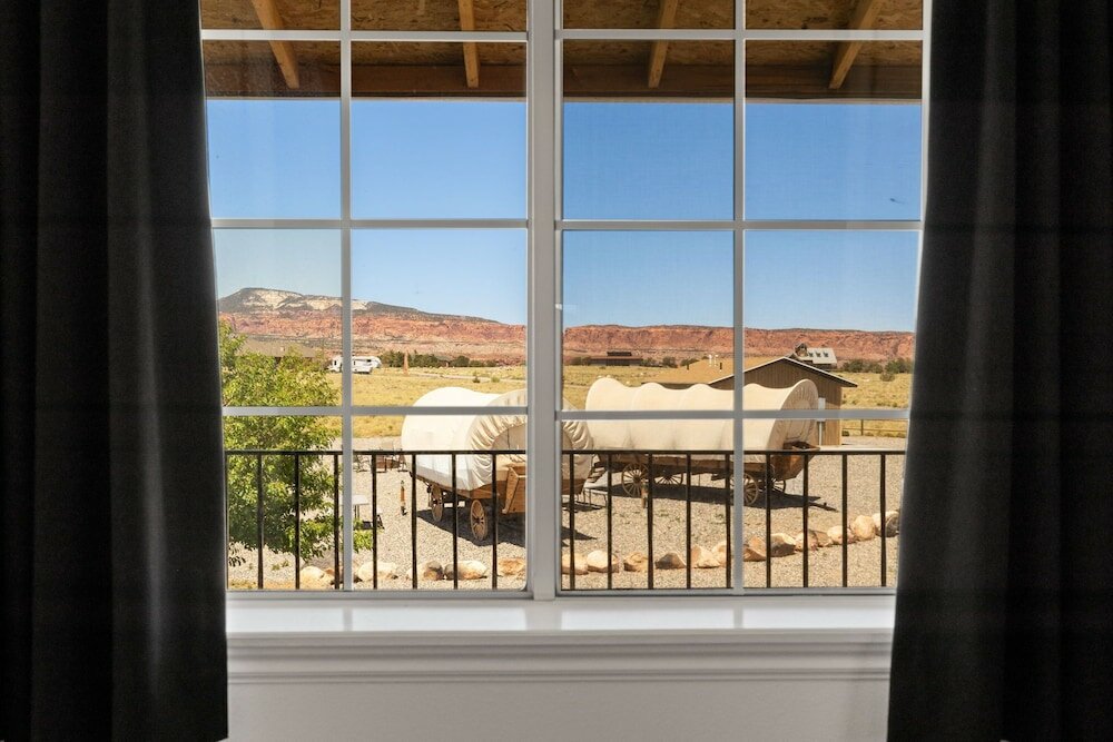 Фото Broken Spur Inn & Steakhouse