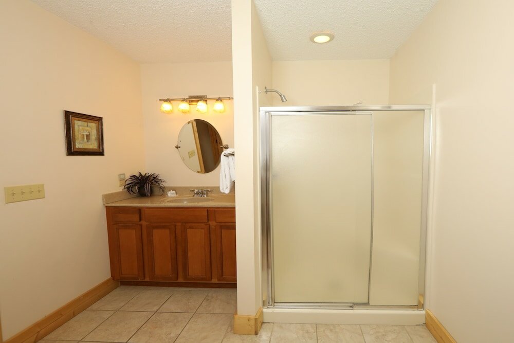 Фото Majestic Manor - Five Bedroom Cabin