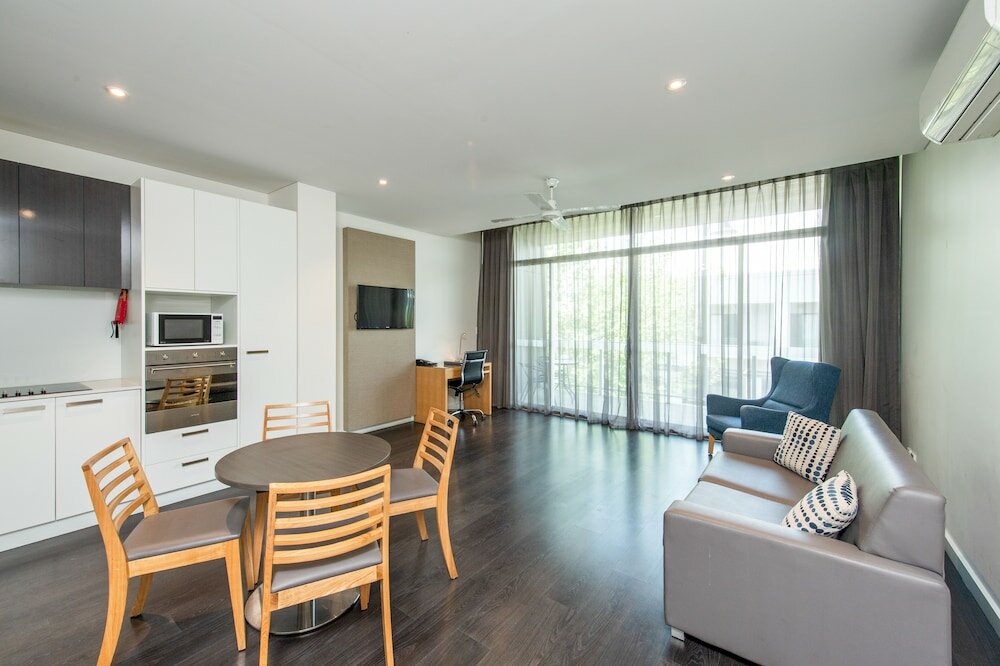 Фото Mawson Lakes Hotel & Function Centre