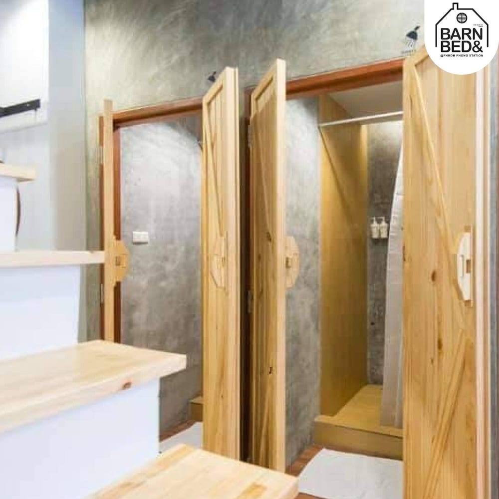 Фото Barn and Bed Hostel