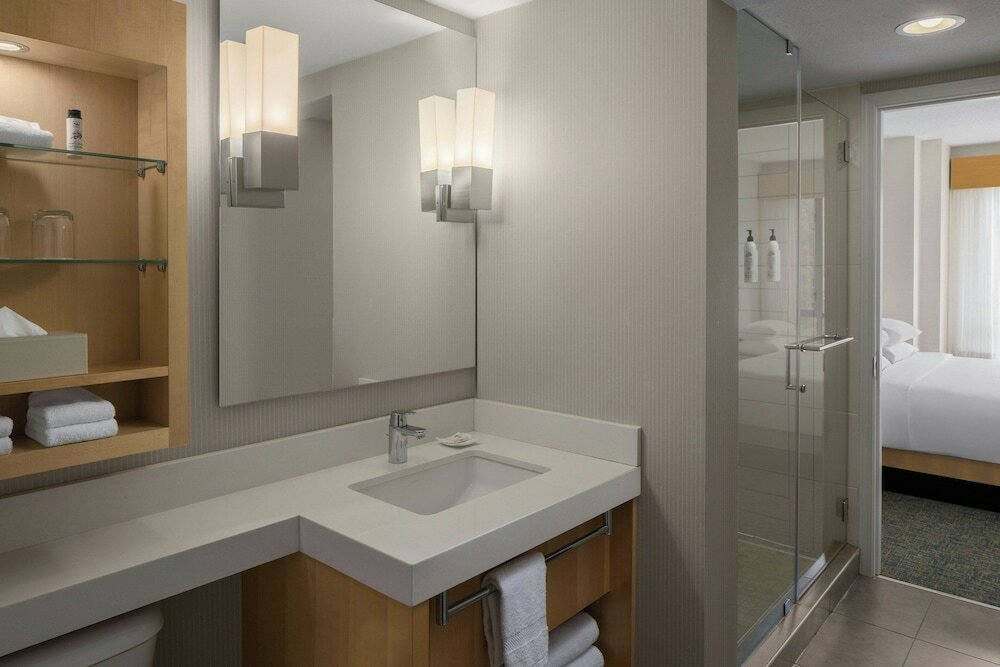 Фото Delta Hotels by Marriott Whistler Village Suites