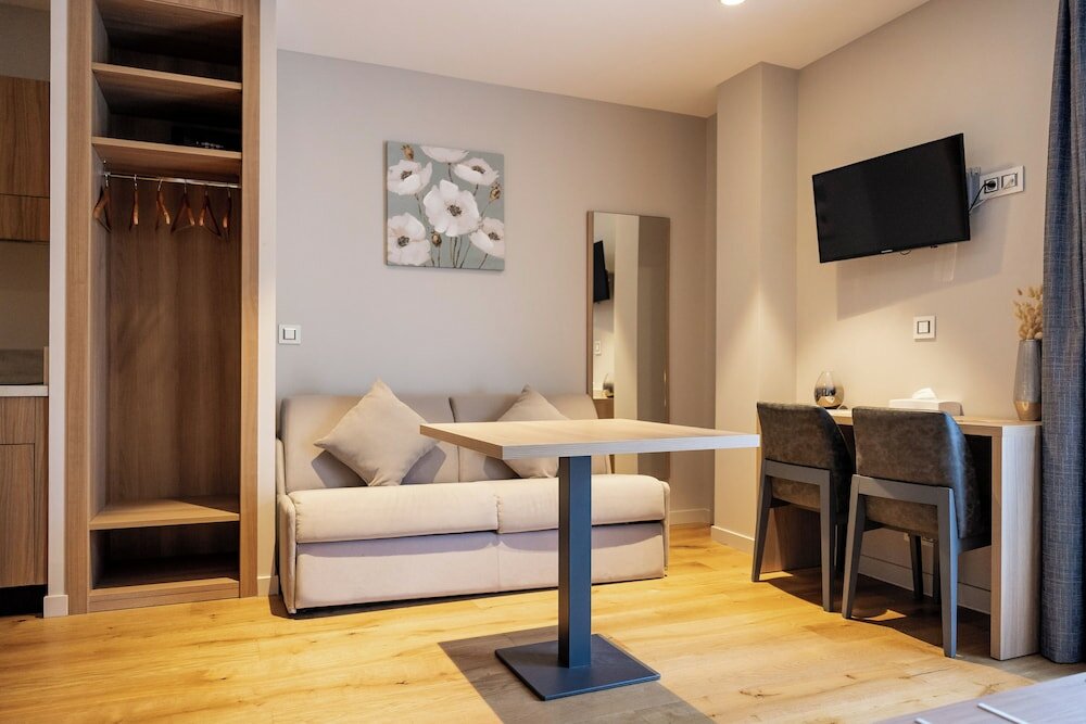 Фото Adonis Le Bastia