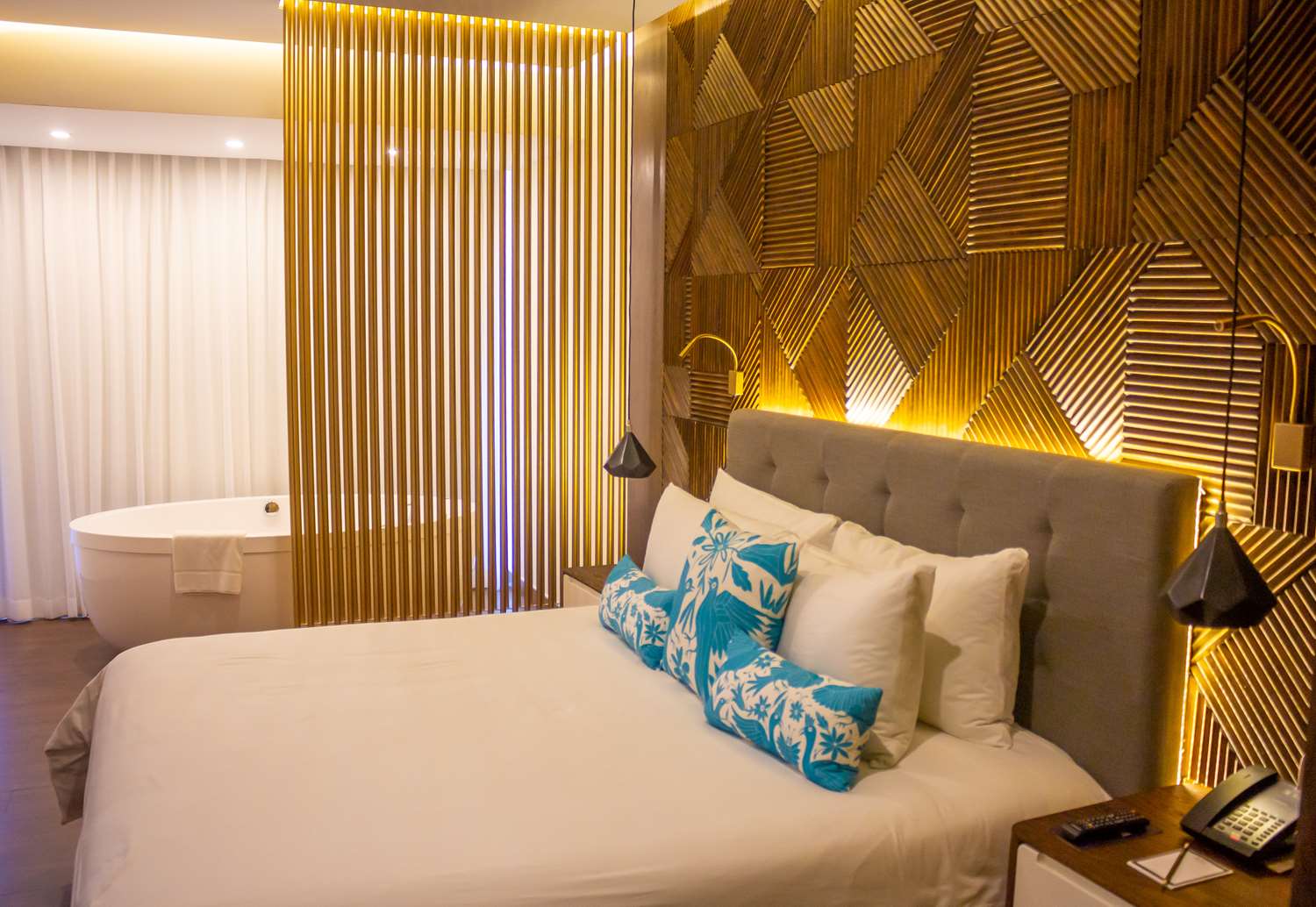 Фото Апартаменты The Fives Downtown Hotel & Residences, Curio Collection by Hilton