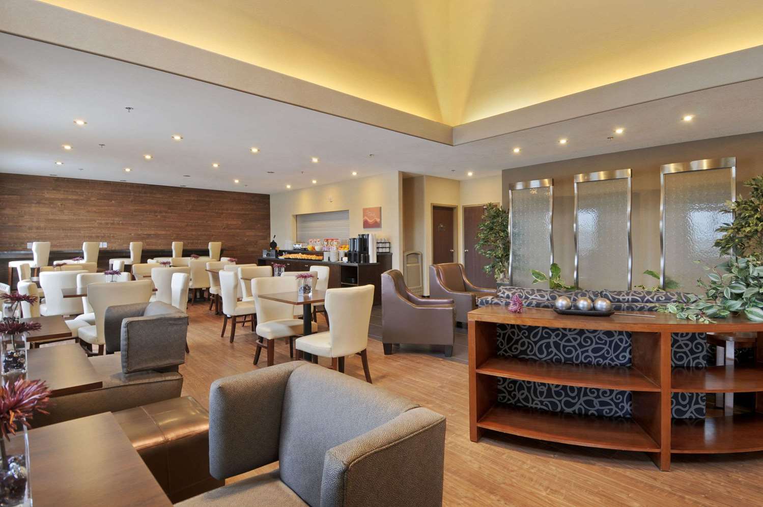 Фото Days Inn by Wyndham Regina Airport West