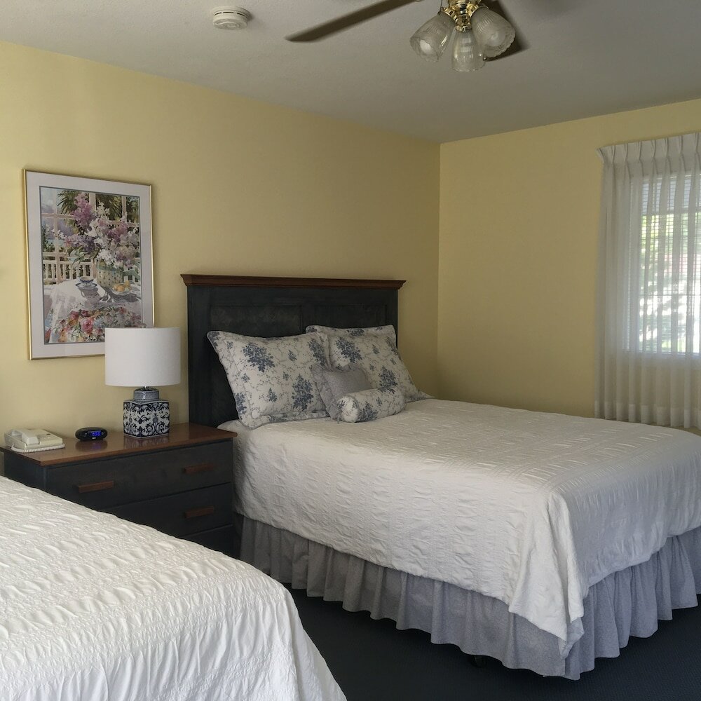 Фото Lakeside Country Inn