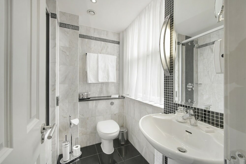 Фото Langham Court Hotel