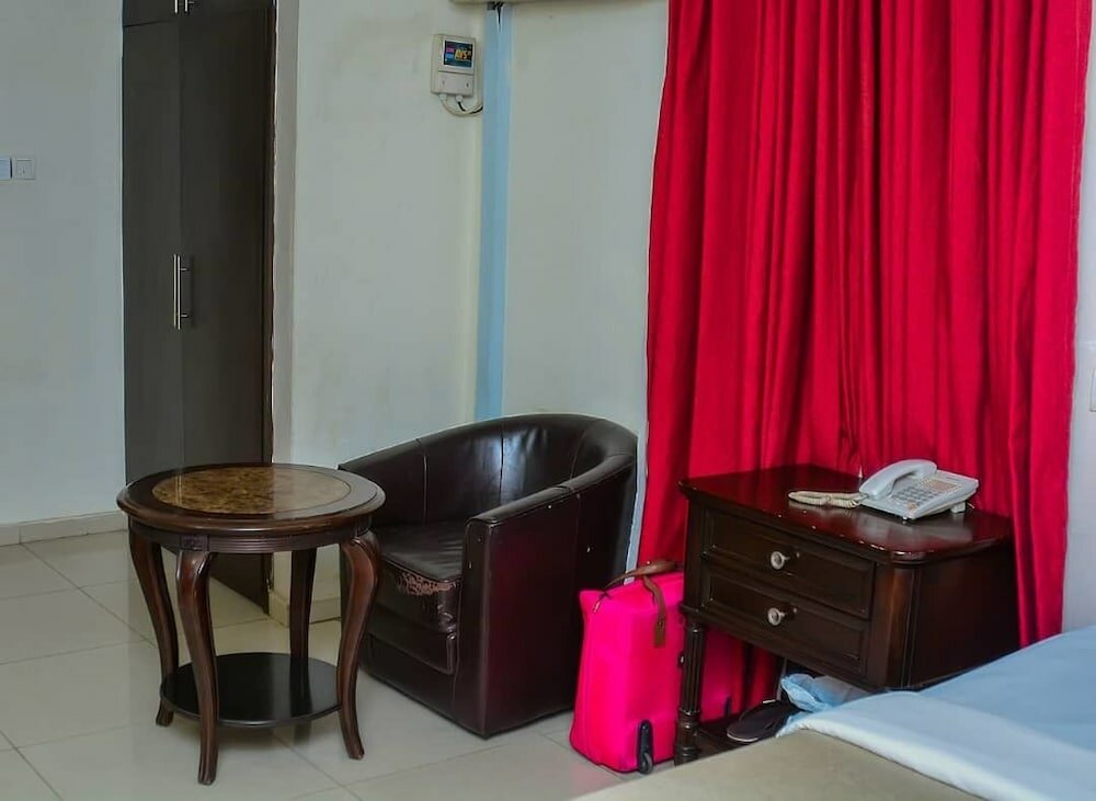 Фото Emperor's PLace Luxury Room