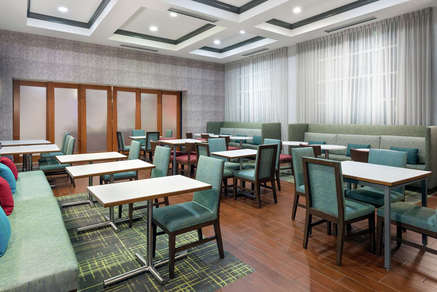 Фото Hampton Inn & Suites Orlando Airport @ Gateway Village