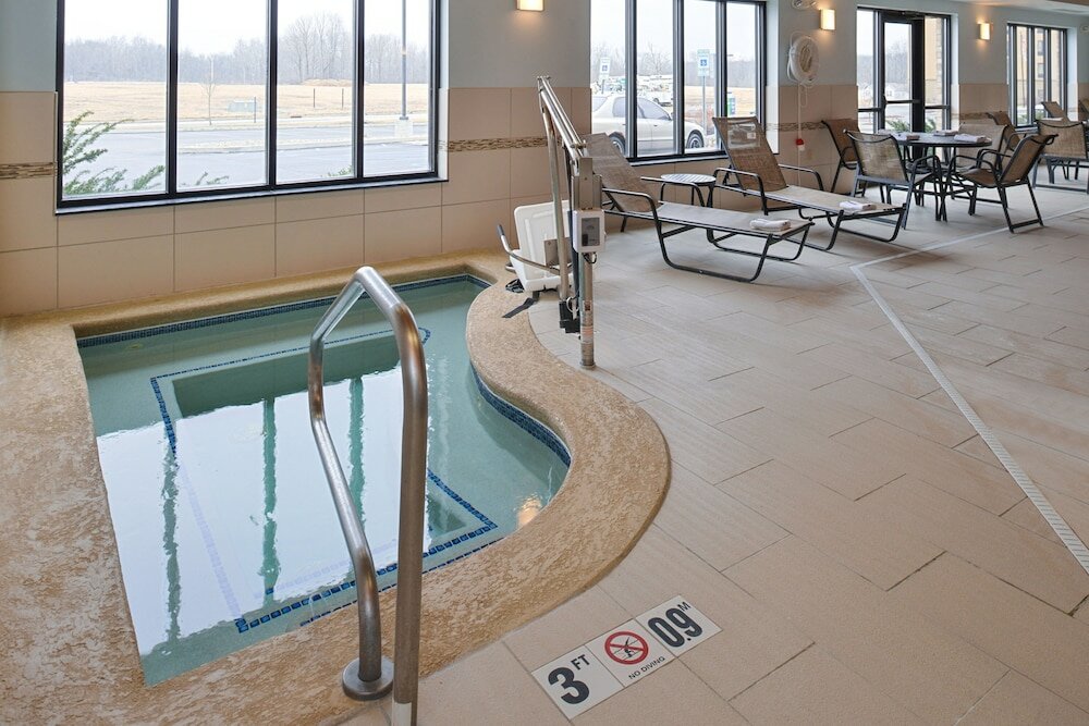 Фото Holiday Inn Express & Suites Greenfield, an Ihg Hotel