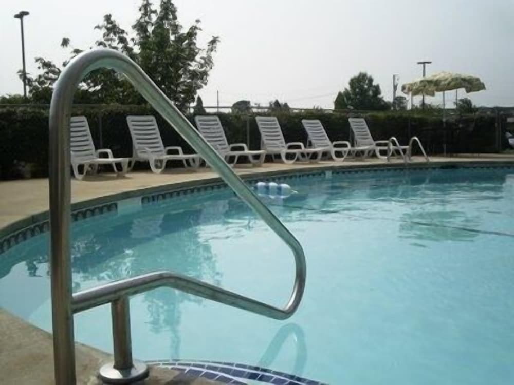 Фото BridgePointe Hotel & Marina