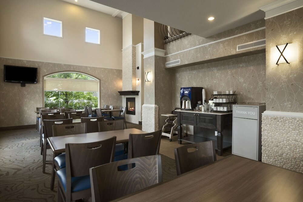 Фото Days Inn & Suites by Wyndham Brandon