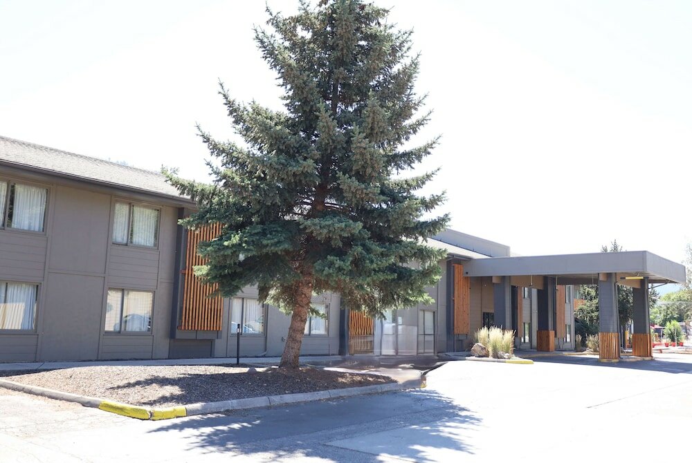 Фото Days Inn and Suites by Wyndham Downtown Missoula-University