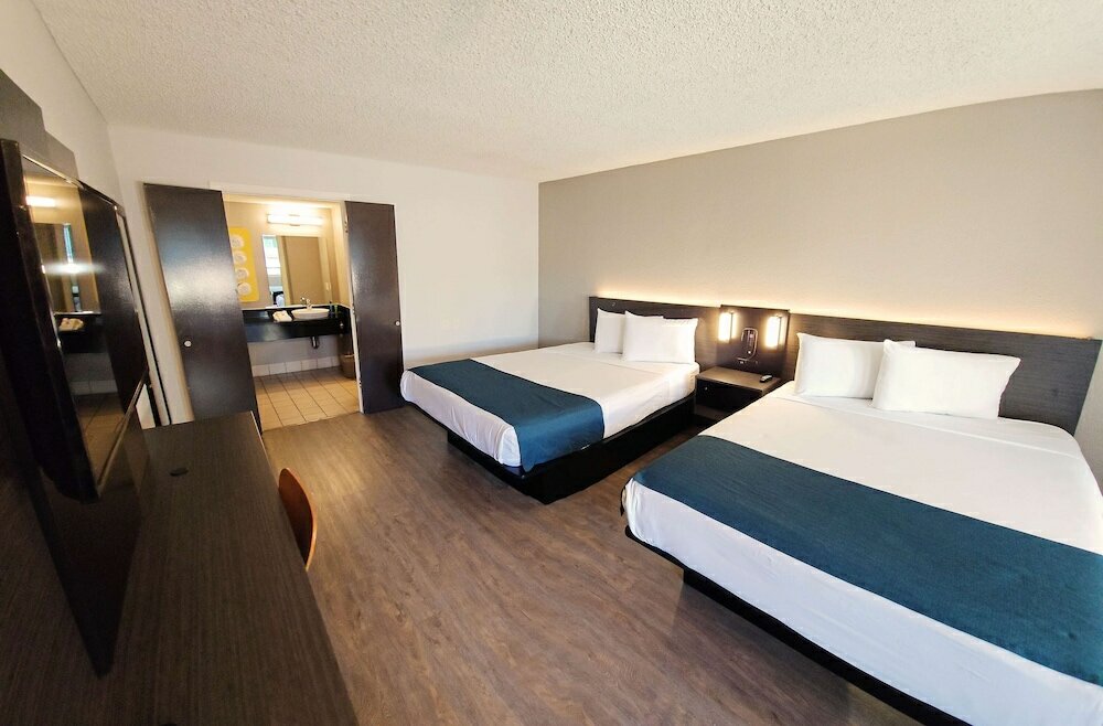 Фото Motel 6 Anaheim Maingate