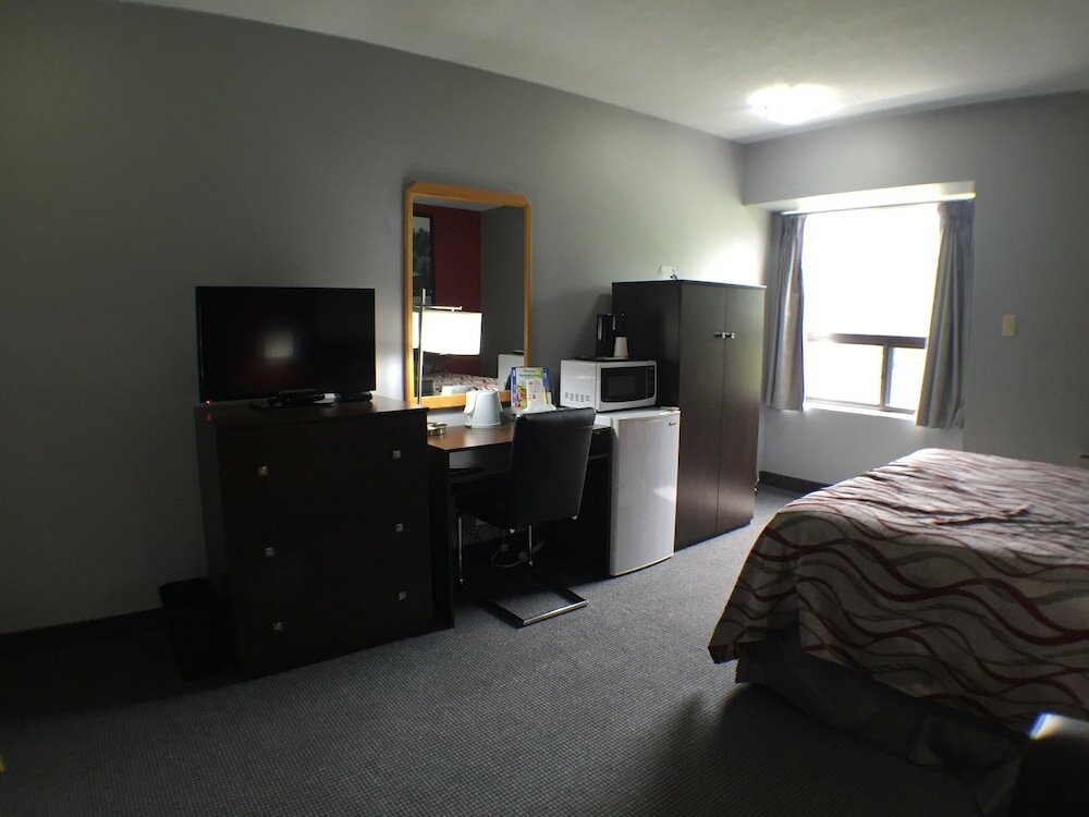 Фото Super 8 by Wyndham Mt Hope Hamilton Intl Arpt On